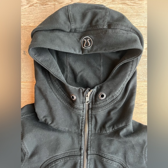Lululemon Zip up Hoodie, size Medium, Black. Longer body style - Picture 2 of 5